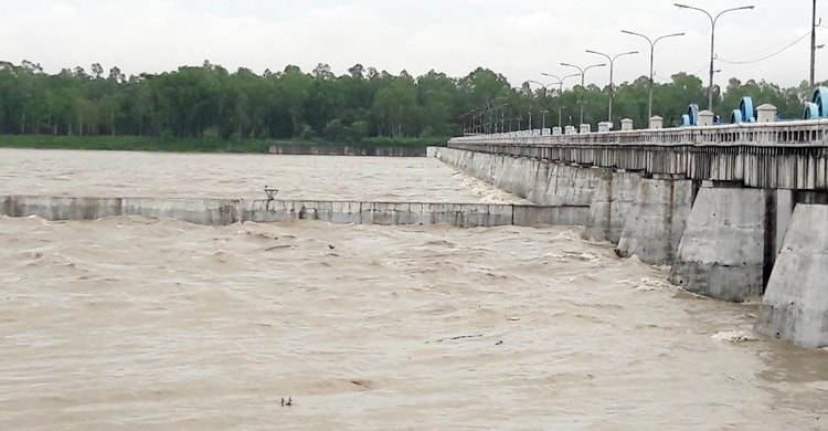 Due to heavy rains, Teesta water flowing above danger level