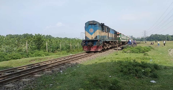 Because of engine failure rail communication of three divisions with Dhaka is closed