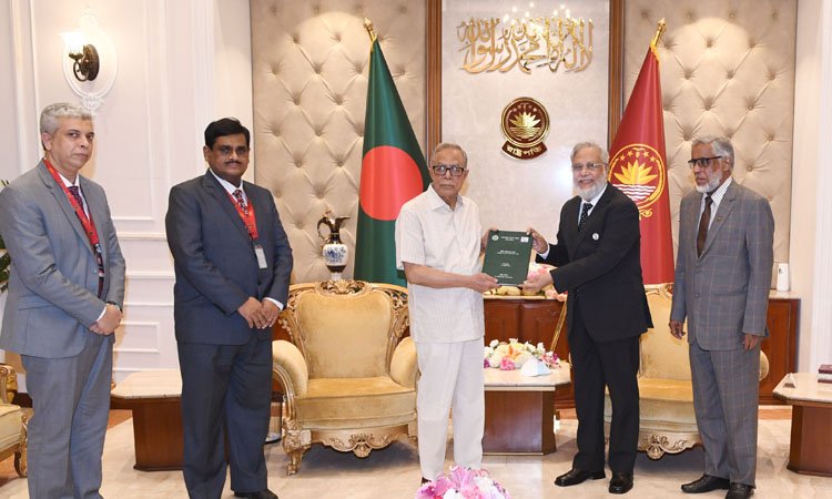 Bangladesh Law Commission submits annual report to President