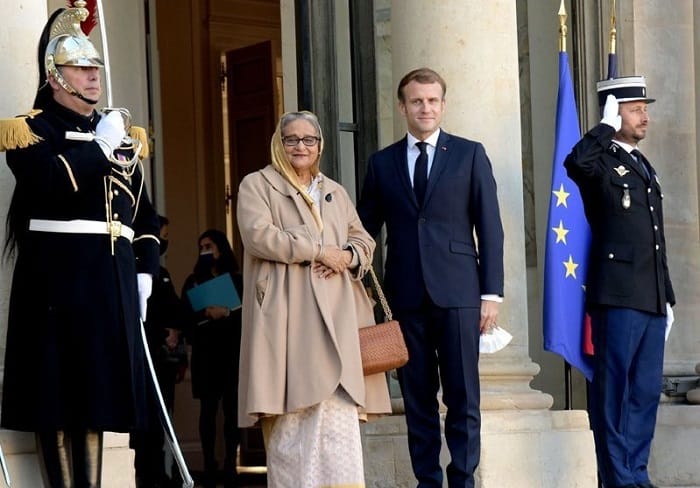 PM accorded warm reception at Elysee Palace in Paris