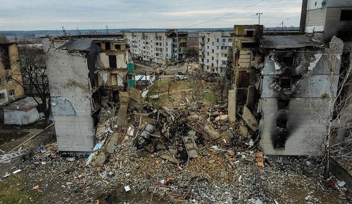 Civilians flee east Ukraine as Kyiv readies for 'big battles'